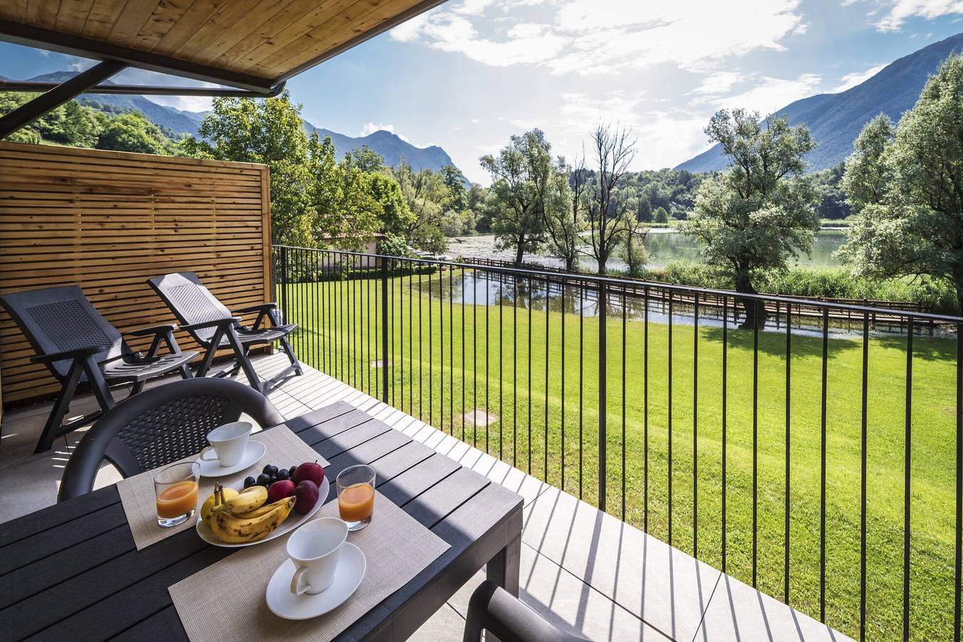 Entire apartment, Holiday Apartment "2" with Lake View, Shared Pool & Shared Garden in Comune di Carlazzo, Lago di Lugano (Italy)