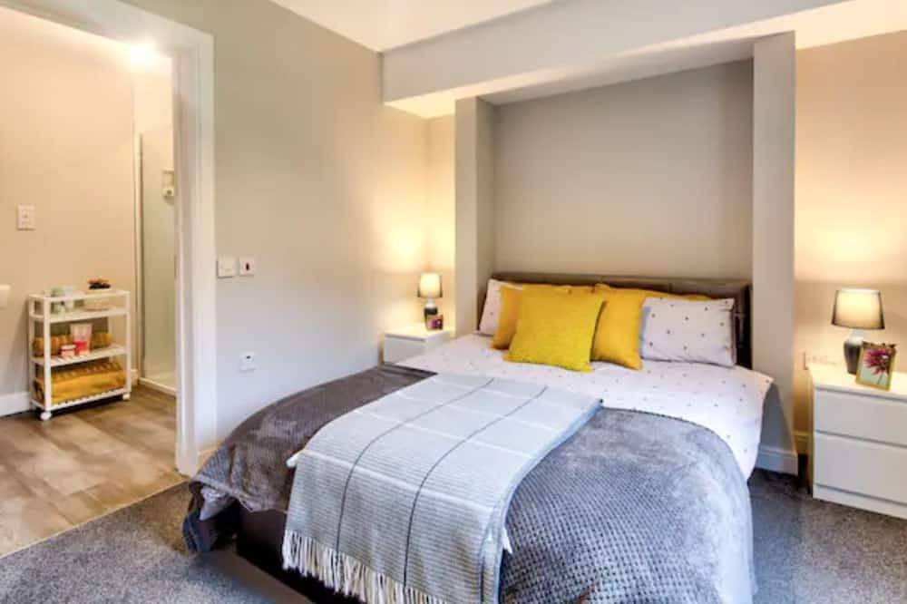 Thelodge - sleeps 4 guests  in 2 bedrooms in Loch Lomond, Argyll & Bute
