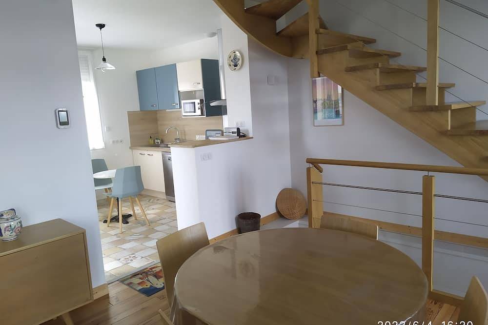 3-star tourist home, quiet location, terrace and garden, view of the Odet river, electric bollard. in Quimper, Quimper region