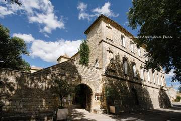 Hôtel pour 3 personnes, avec jardin ainsi que jacuzzi et piscine à Arpaillargues-et-Aureillac
