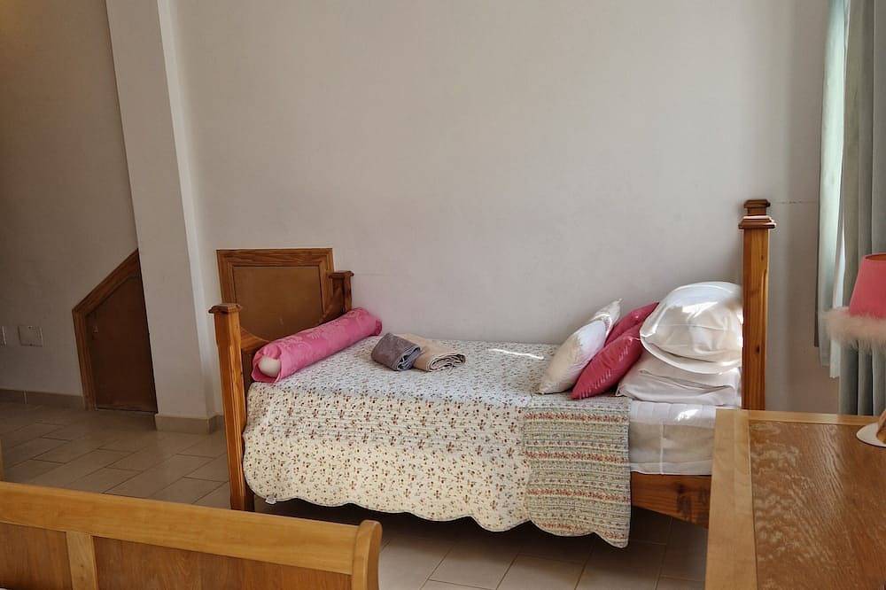 Lovely family villa overlooking Lake and Mountains 15 mins from Coast in Viñuela, Málaga Province