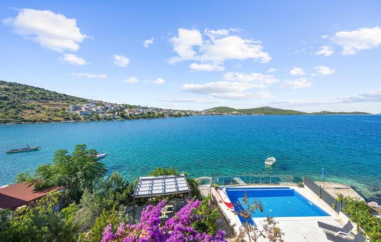 Gemütliche 2-Zimmer-Wohnung mit Pool, Terrasse und Zugang zum Strand in Razanj, Šibenik-Knin