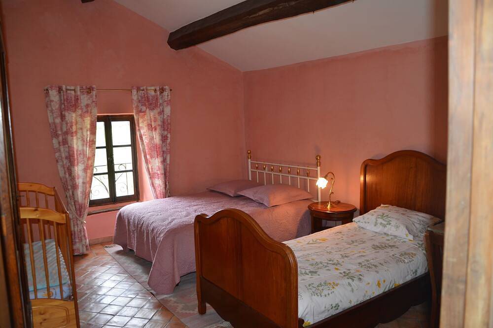 Gîte classé 4 étoiles, ancienne bergerie rénovée avec goût, grande piscine in Saint-Vincent-sur-Jabron, Région de Forcalquier