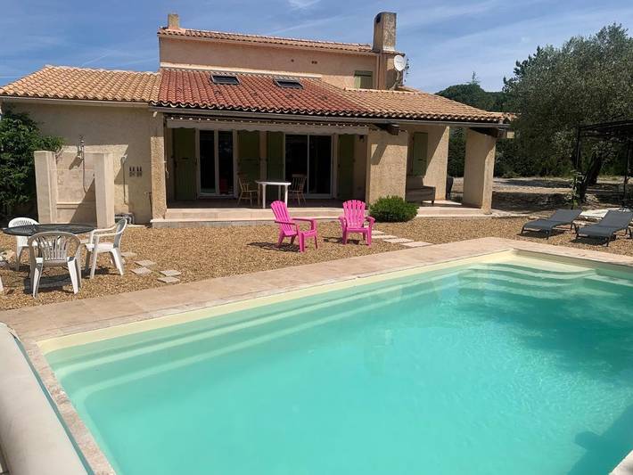 Location de vacances pour 10 personnes, avec piscine ainsi que jardin et vue