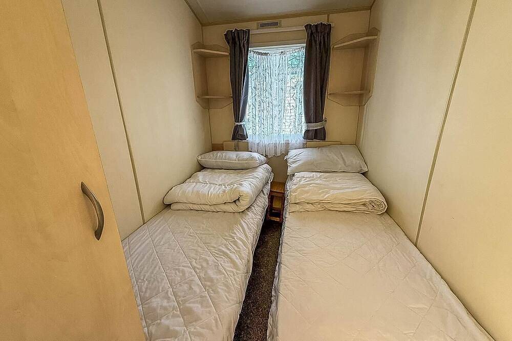 Lovely caravan at Valley Farm Holiday Park, sleeps 8 in Clacton-on-Sea, Essex