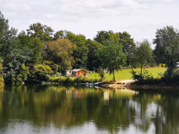 Gîte pour 2 personnes, avec piscine et terrasse ainsi que vue sur le lac et jardin