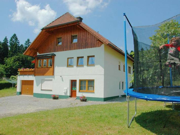 Ferienwohnung für 5 Personen, mit Terrasse und Garten sowie Seeblick in Waldachtal