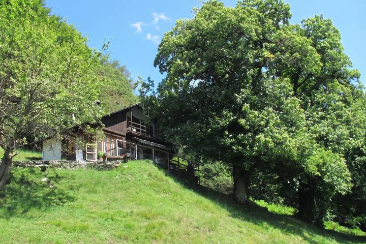 Chalet für 4 Personen, mit Seeblick und Balkon, kinderfreundlich im Ticino