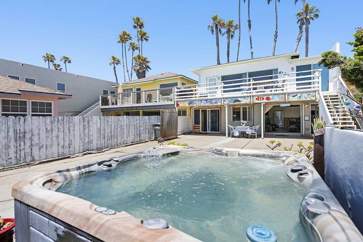 Vacation rental for 5 people, with yard and hot tub as well as balcony in Oceanside