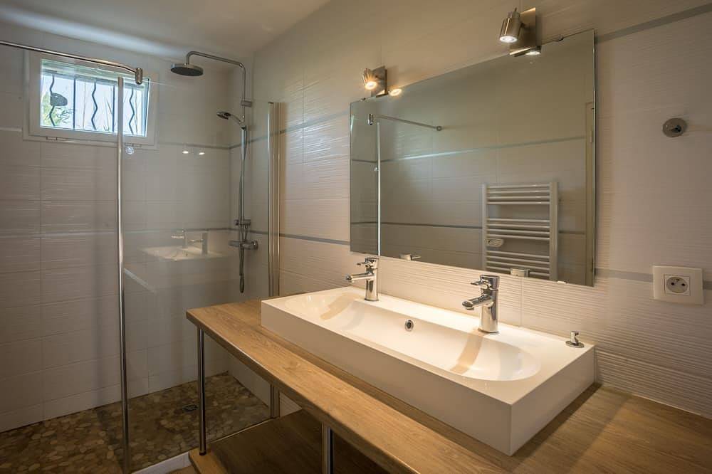 Rez de chaussée villa mitoyenne jardin piscine privatifs-proche mer et golf in Lunel-Viel, Côte d'Améthyste