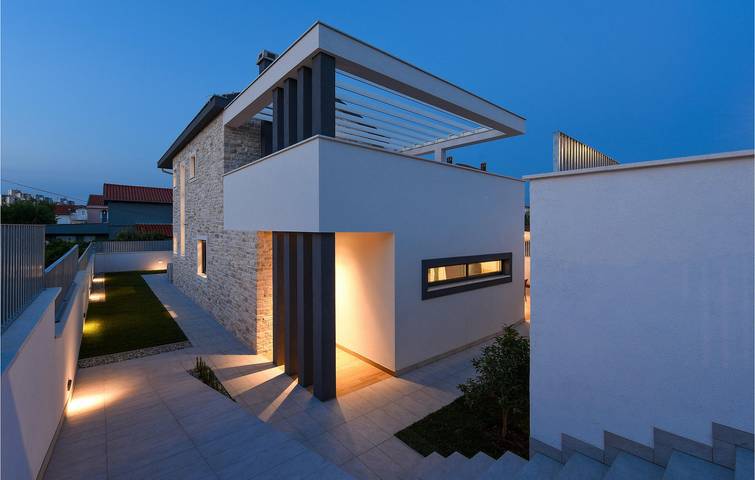 Geräumige 150 m² große Wohnung mit Pool, WLAN und nur wenige Schritte vom Strand entfernt in Zadar Stadt, Zadar (Kommun)