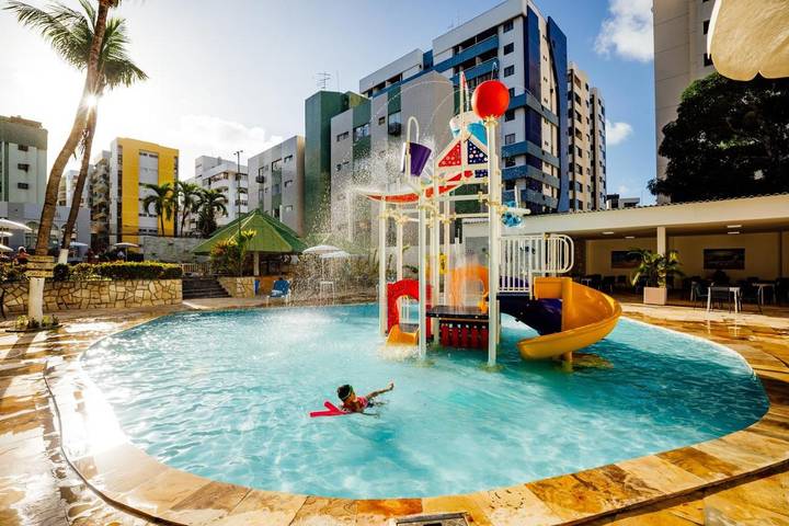 Pousadas para 4 pessoas, com piscina e piscina infantil e ainda jardim em Tambaú