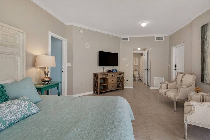 Vacation rental for 8 people, with pool and hot tub as well as balcony in Navarre Beach