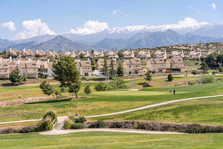 Chalet para 7 personas, con piscina además de vistas y jardín en Vega de Granada - 3