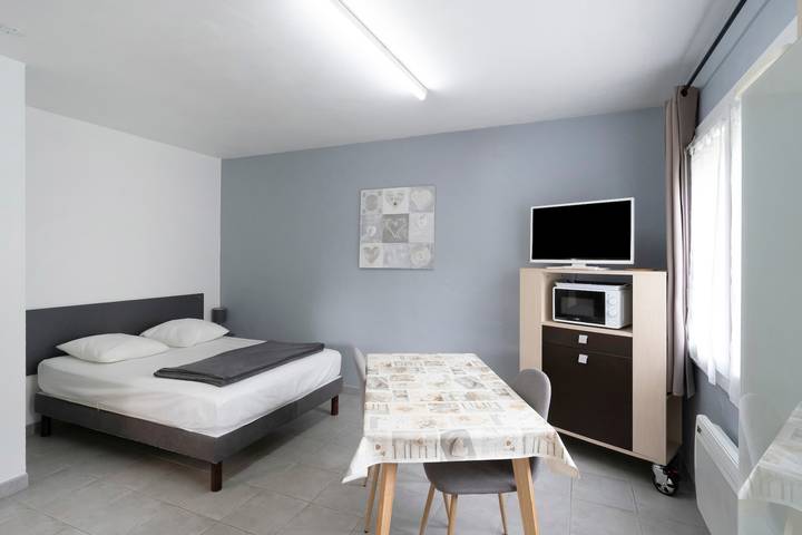 Estudio entero, 'Les Pins - Domaine Des Landes' con piscina compartida, terraza privada cubierta y jardín compartido in Lesperon, Landes