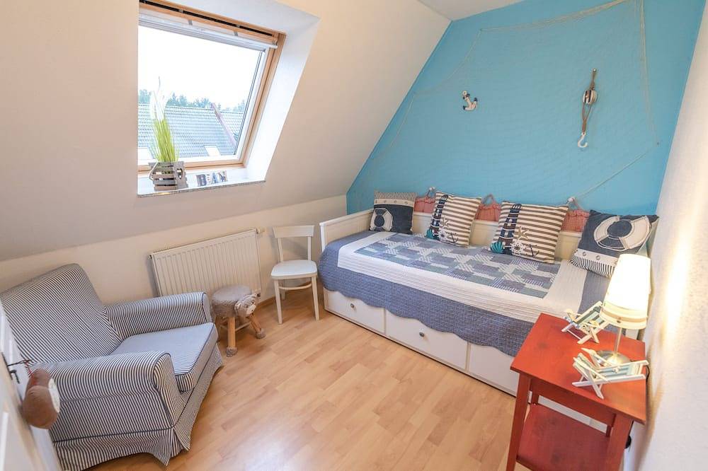 Ferienhaus am Bodden vor Fischland-Darß-Zingst. Garten mit Zaun-Hunde willkommen in Pruchten, Vorpommern-Rügen