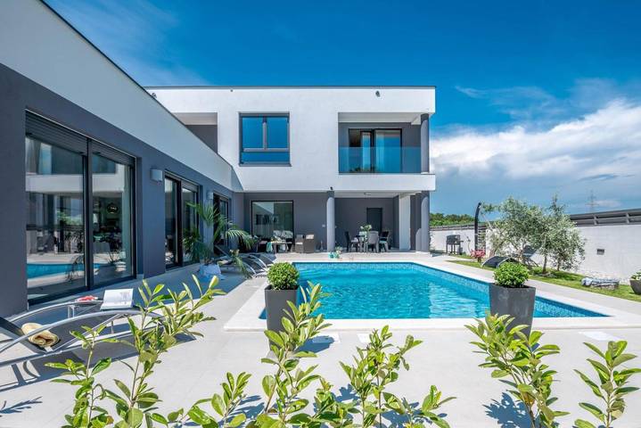 Villa für 8 Personen, mit Garten und Sauna sowie Pool und Whirlpool in Pula