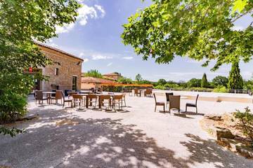 Gîte pour 6 personnes, avec terrasse et jardin ainsi que vue et piscine à Azille
