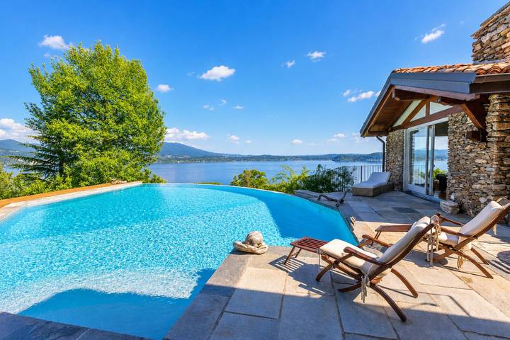 Ferienhaus für 6 Personen, mit Terrasse und Kinderpool sowie Pool und Seeblick