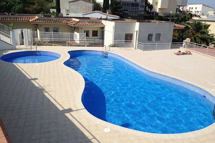 Apartamento de vacaciones para 4 personas, con piscina además de balcón y jardín - 1