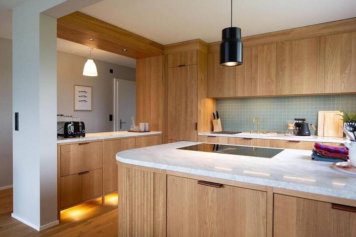 Gîte pour 4 personnes, avec vue ainsi que vue sur le lac et balcon à Krattigen