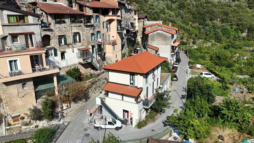 Location de vacances pour 4 personnes, avec terrasse et vue à Rocchetta Nervina
