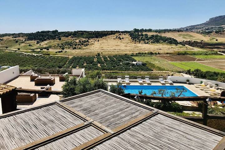Gîte pour 5 personnes, avec Jacuzzi et Terrasse ainsi que Jardin et Piscine à Siculiana