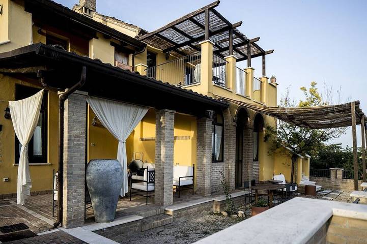 Agriturismo per 4 persone, con giardino e piscina nonché terrazza e idromassaggio in Ripatransone