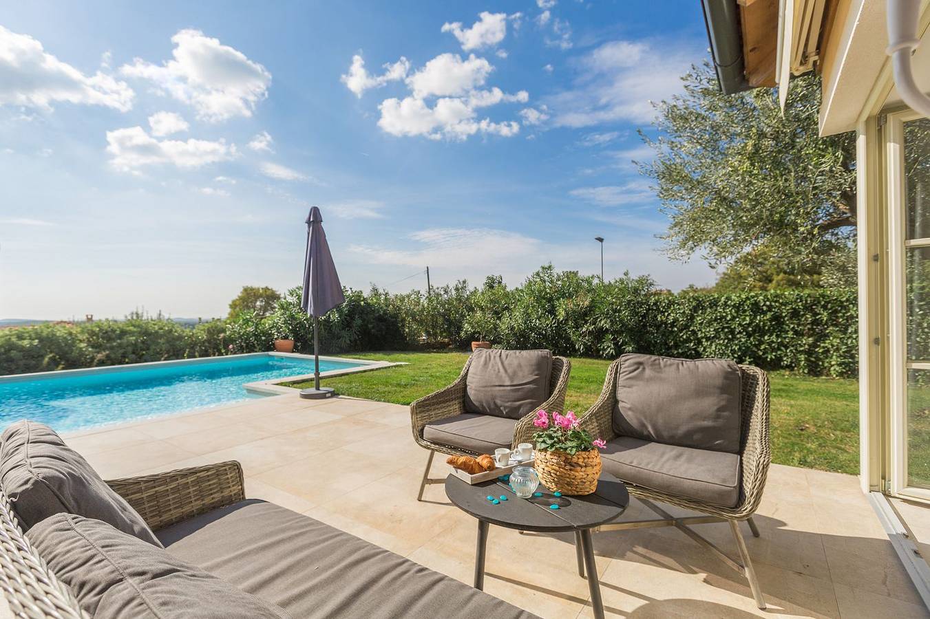 Malerische Villa mit Meerblick, Privatpool, Billard, Bikes, Tischtennis in Sveti Lovreč Pazenatički, Zentralistrien