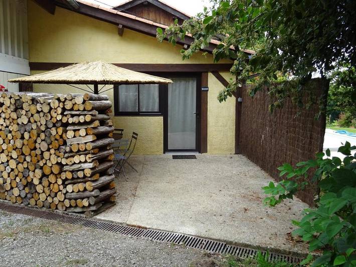 Gîte pour 2 personnes, avec jardin et terrasse ainsi que vue et piscine à Blousson-Sérian - 4
