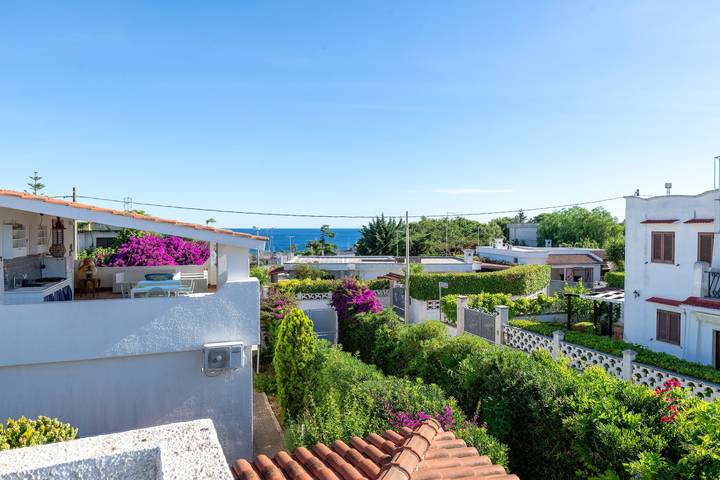 Villa 'Ingrosso' with Sea View, Wi-Fi and Air Conditioning in Leporano, Gulf of Taranto