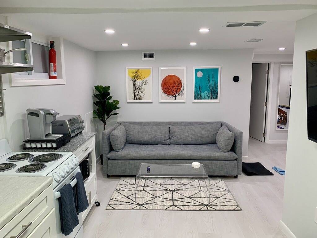 Ganze Wohnung, Modern Basement Suite w/ Private Entrance in Quiet Tree-Filled Neighborhood in Arlington (VA), Arlington County