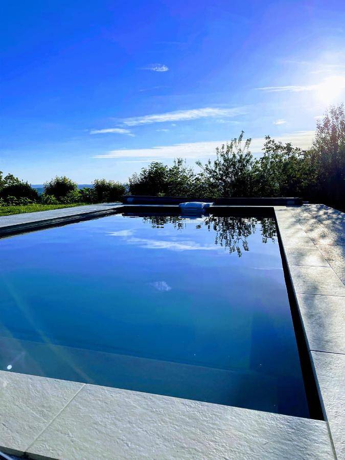 Gîte pour 3 personnes, avec vue ainsi que piscine et jardin à Montredon (Lot)