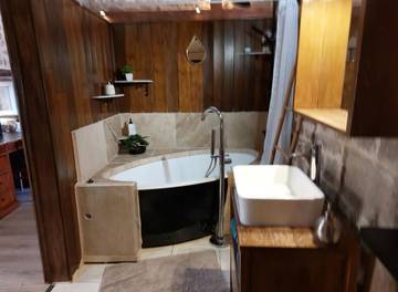 Cottage pour 2 personnes, avec terrasse à Chirols