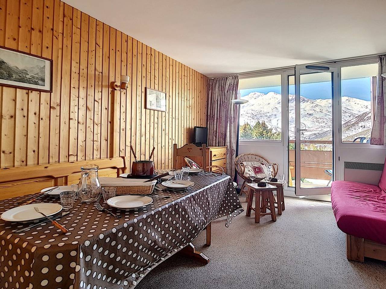 Entire apartment, Bright & Cozy Apartment · Ski-In/Ski-Out · Balcony with Garden View in Les Menuires, Saint-Martin-de-Belleville