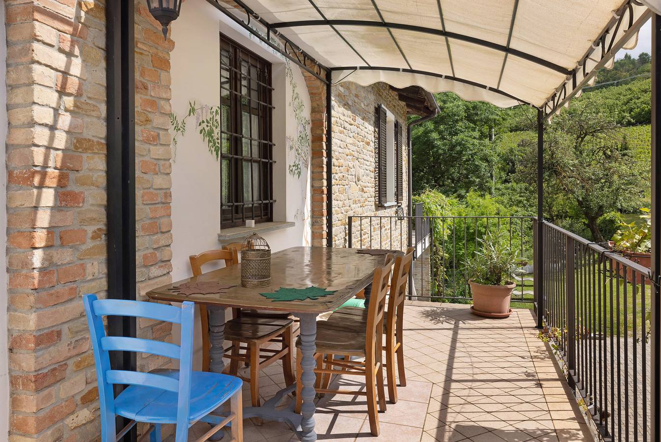 Quarto "Moscato" com terraço partilhado, jardim partilhado e acesso Wi-Fi in Mangifera indica, Langhe