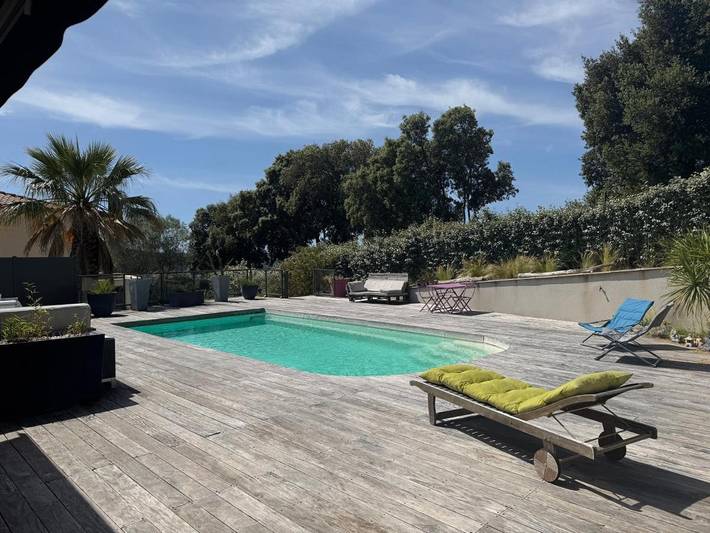 Gîte pour 4 personnes, avec jacuzzi ainsi que jardin et piscine à Vailhauquès