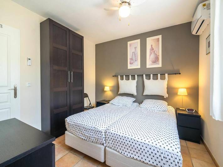 Location de vacances pour 6 personnes, avec terrasse ainsi que jardin et piscine à Escales - 4