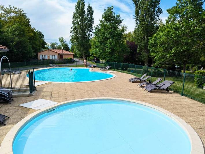 Camping pour 6 personnes, avec vue et bassin pour enfant ainsi que jardin et piscine