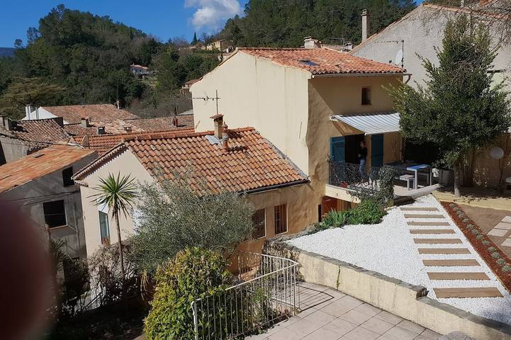 Location de vacances pour 5 personnes, avec piscine ainsi que balcon et jardin, animaux acceptés à Méounes-lès-Montrieux