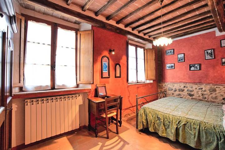 37 km. westlich von Siena entfernt liegt dieses kleine Landhaus, das erst kürzlich renoviert wurde u in Chiusdino, Siena Provinz