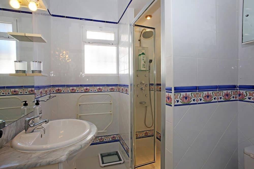 Villa familiar tranquila aislada de 3 dormitorios y baños con piscina y jardines in La Gaspara, Estepona
