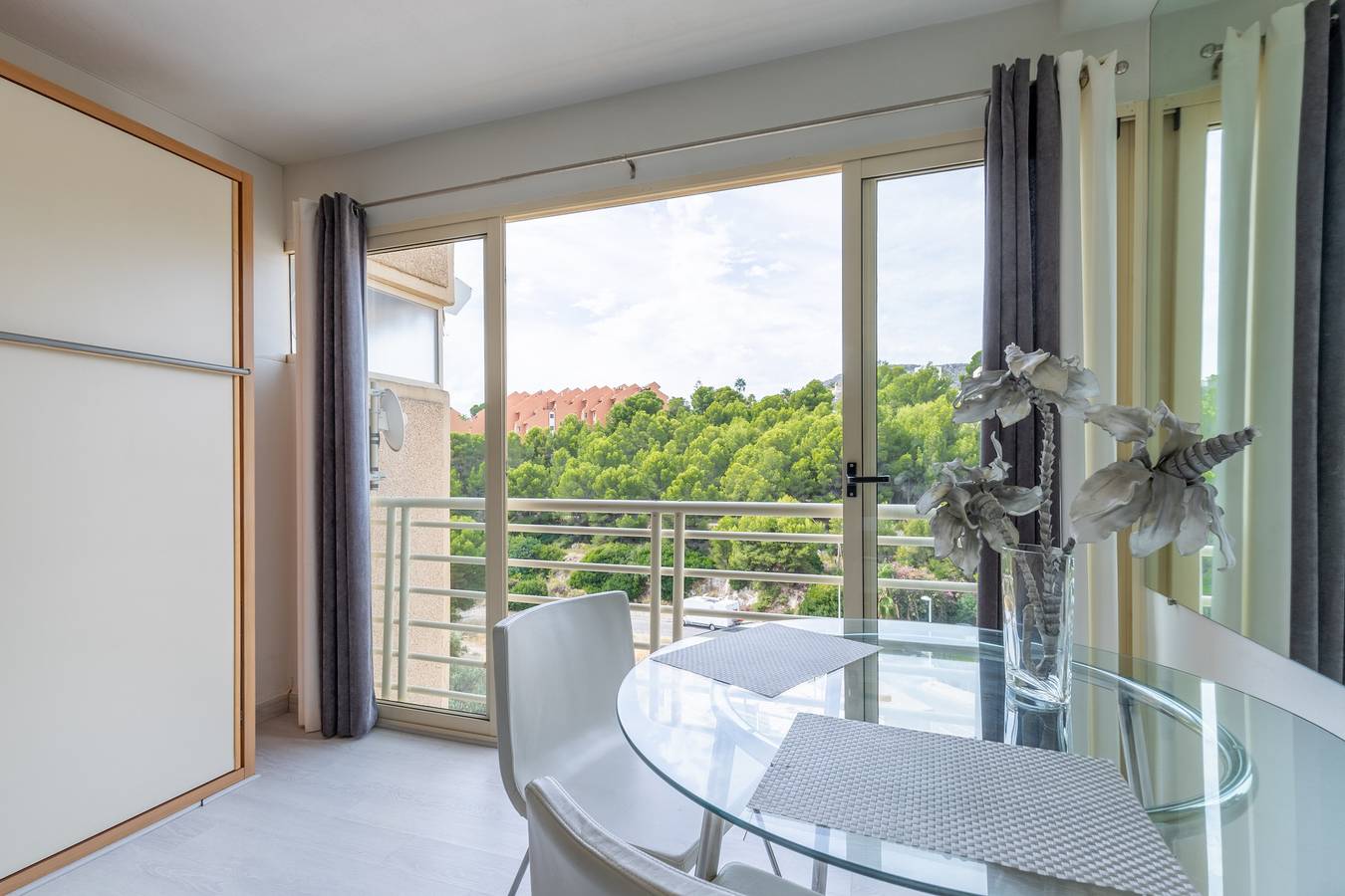 Entire apartment, Apartment Zeus with Shared Pool, A/C & Wi-Fi in La Manzanera, Calpe