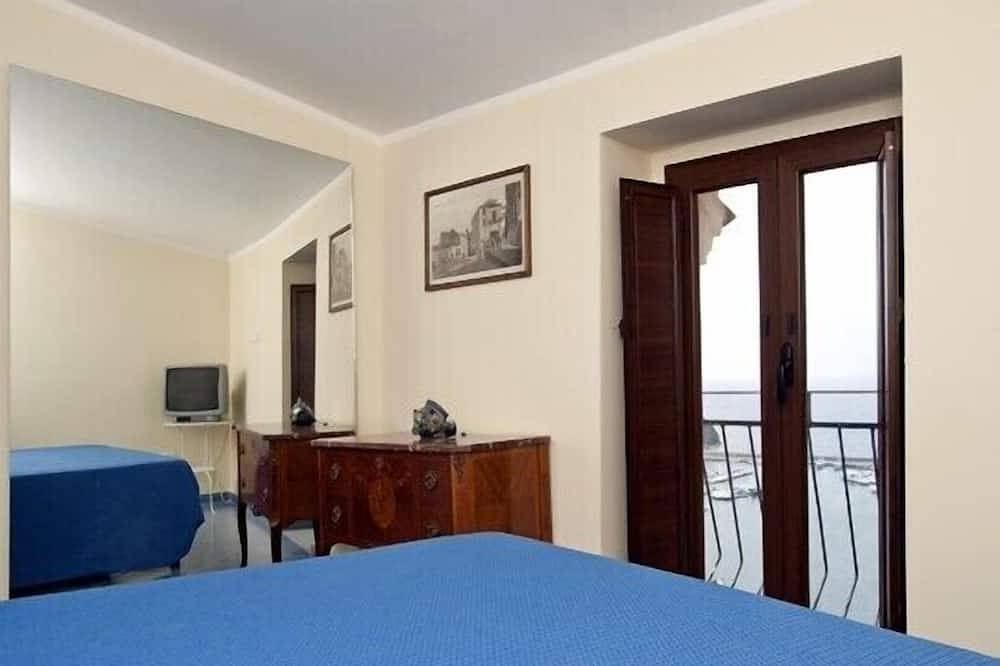 Ganze Wohnung, Private Terrasse auf dem Meer in der historischen Stadt: was für ein Blick auf Capri und Amalfi !!! in Agropoli, Cilento