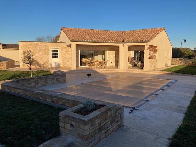 Location de vacances pour 6 personnes, avec vue et jardin ainsi que piscine et terrasse à Saint-Privat-de-Champclos