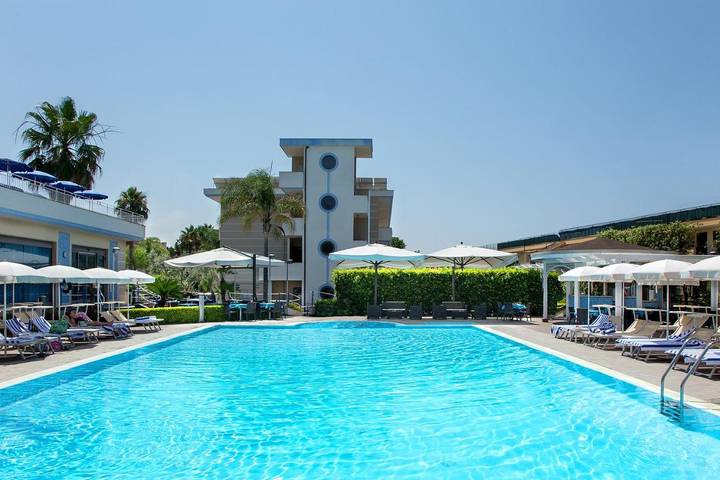 Appartamento per 4 persone, con Idromassaggio e Terrazza nonché Giardino e Piscina a Giugliano in Campania