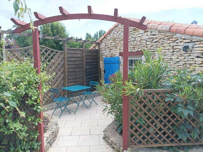 Gîte pour 2 personnes, avec piscine ainsi que vue et jardin à Sainte-Radégonde-des-Noyers - 2