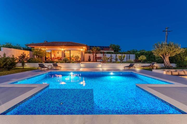 Ferienhaus für 6 Personen, mit Pool und Garten sowie Ausblick