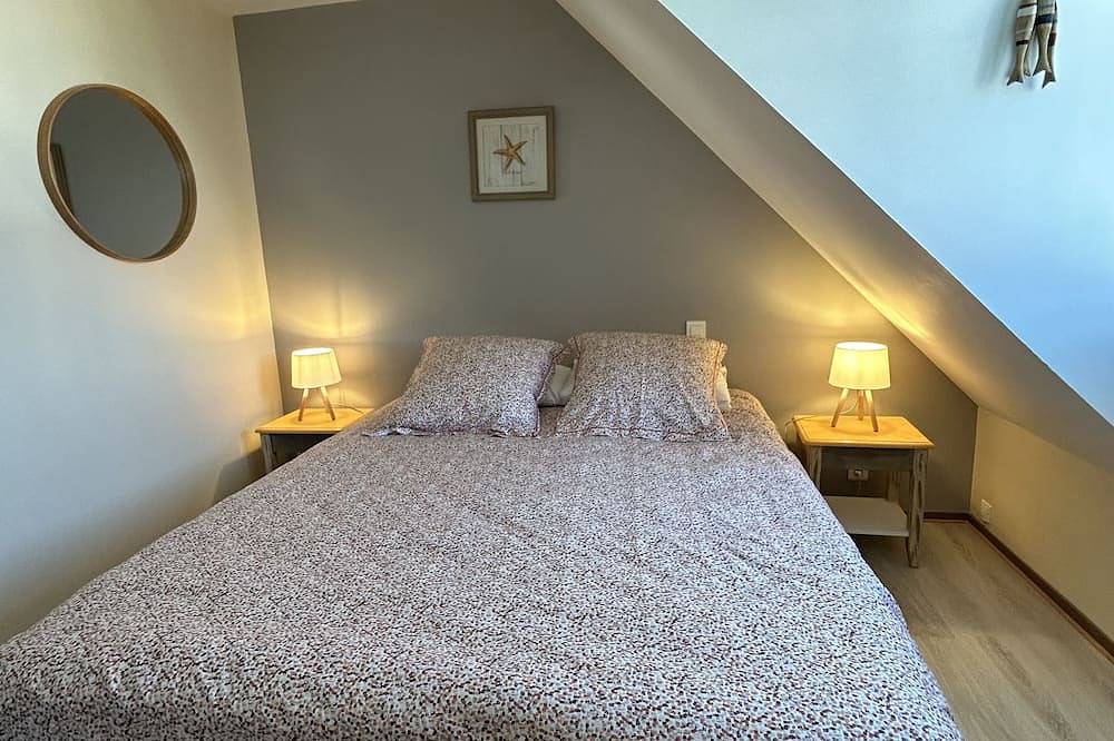 House very close to the beach and coastal path in Locmaria, Côte des Mégalithes