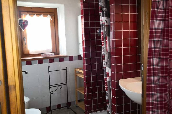 Entire apartment, La Maison Des Chats strategically located for visiting the entire Aosta Valley in Tholasèche, Comune di Nus